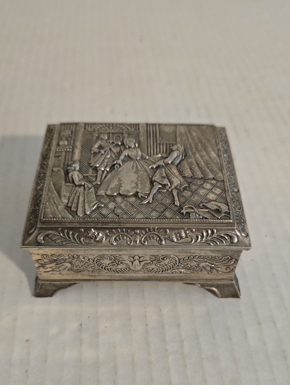 Vintage Japanese Jewerly / Trinket Box Embossed Dancing Couple